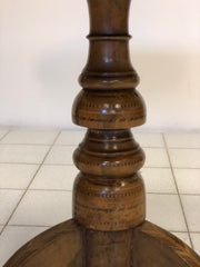 Tavolino di Rolo intarsiato con cassetto . Diametro 71 cm