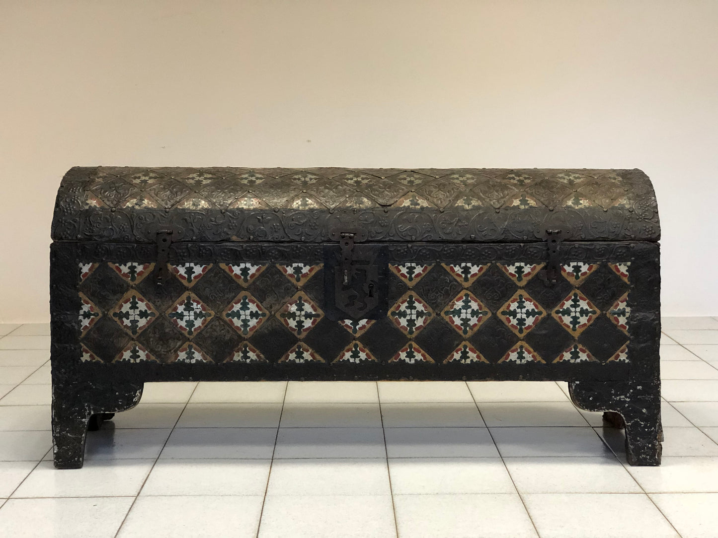 Baule con coperchio bombato . Venezia XVIII secolo