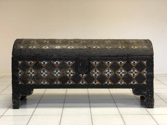 Baule con coperchio bombato . Venezia XVIII secolo