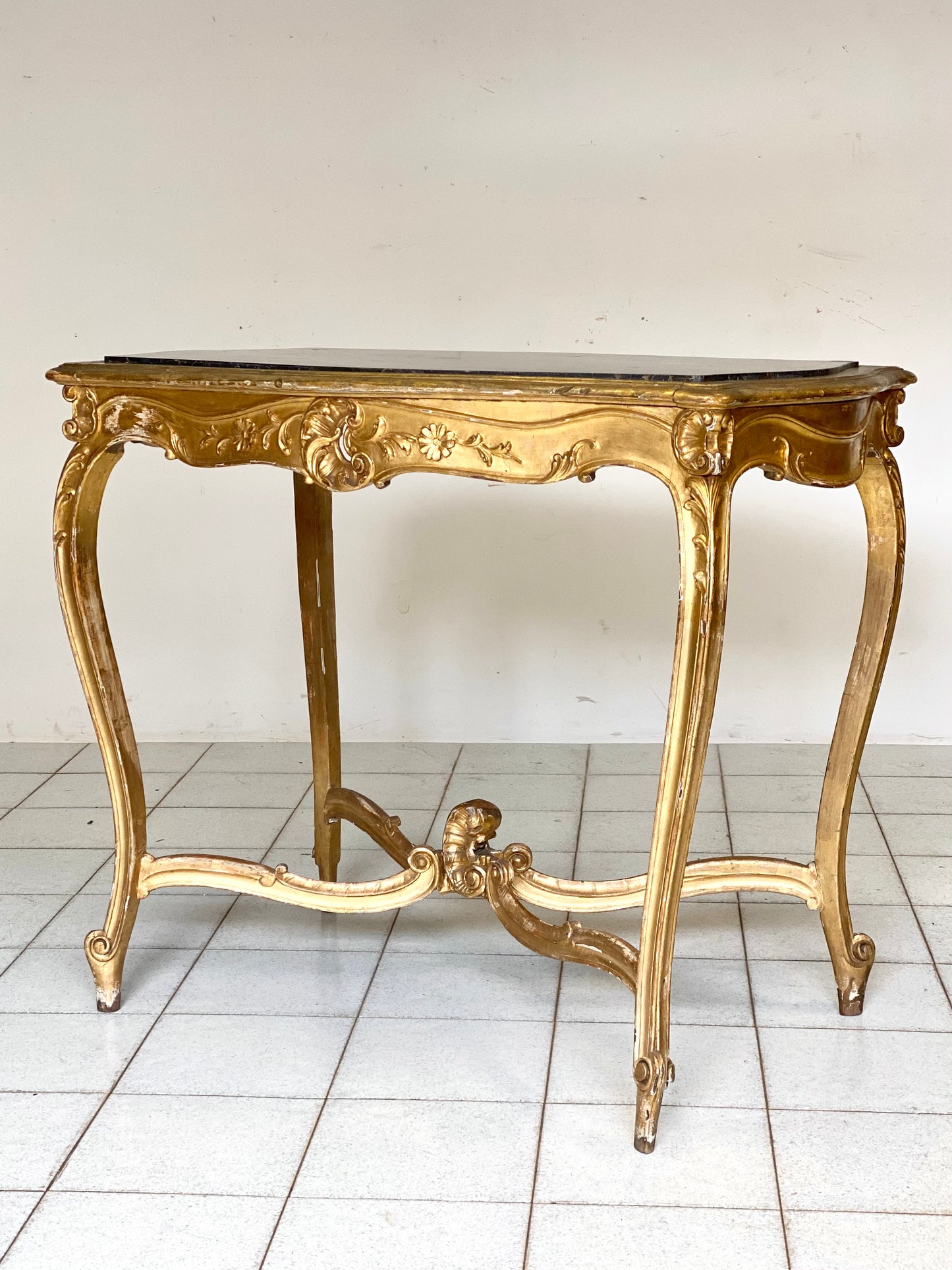 Consolle da centro intagliata e dorata . XIX secolo