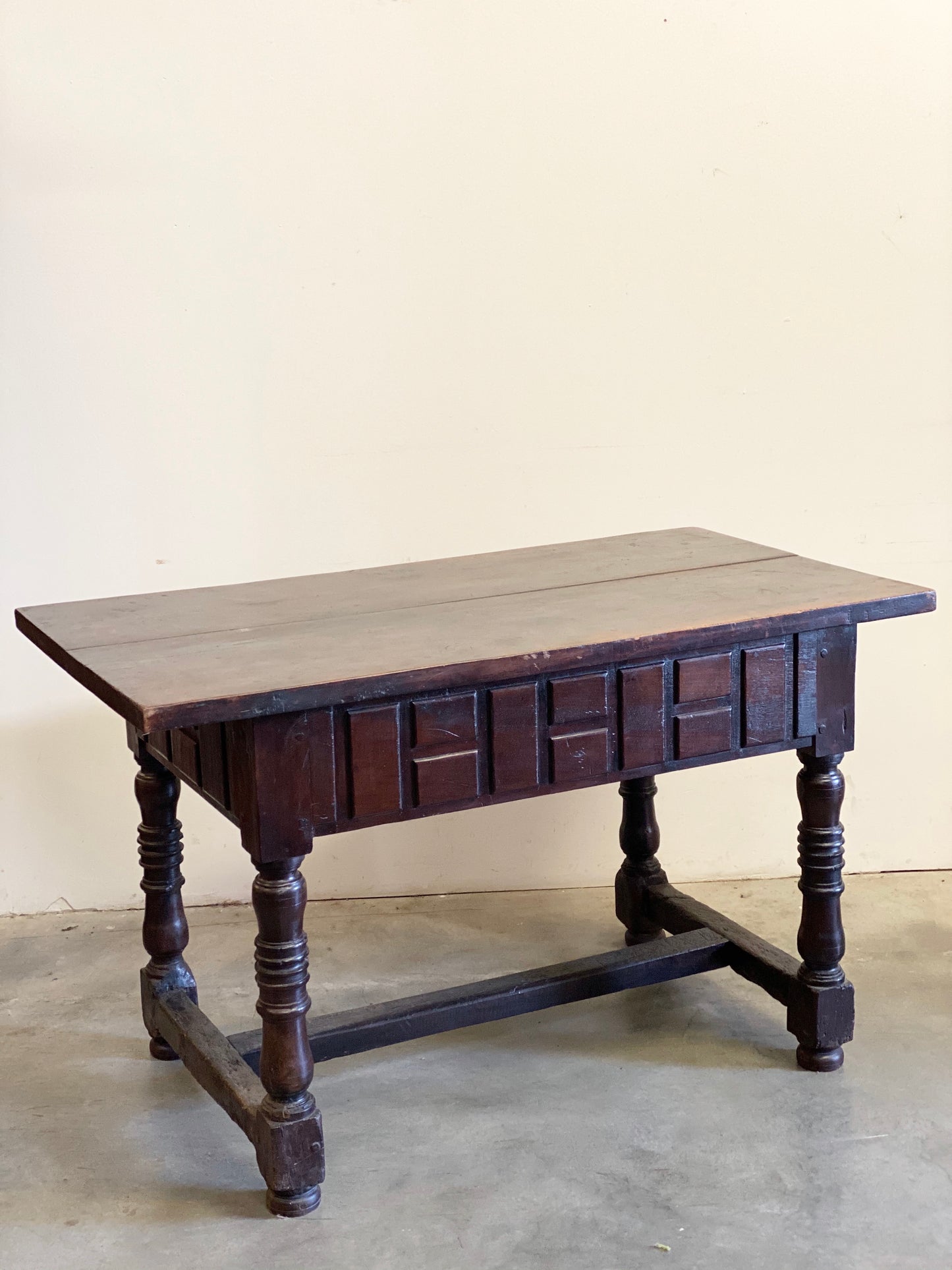 Walnut reel table. 17th century