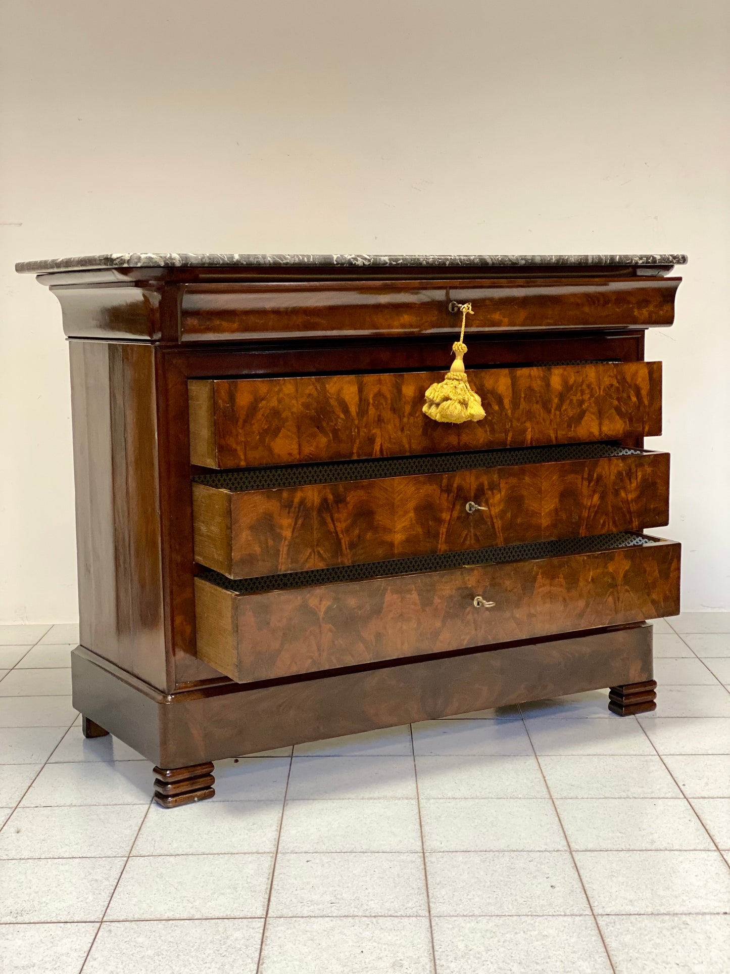 Charles X chest of drawers in mahogany feather. 19th century (restored)