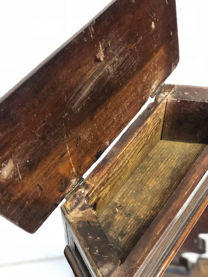 Inginocchiatoio lombardo noce . Inizio XVIII secolo