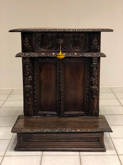 Carved walnut kneeler. Bergamo 16th century