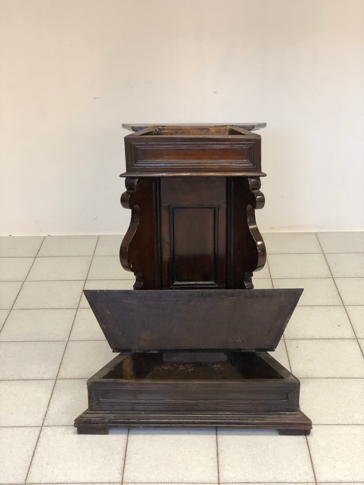 Inginocchiatoio lombardo noce . Inizio XVIII secolo