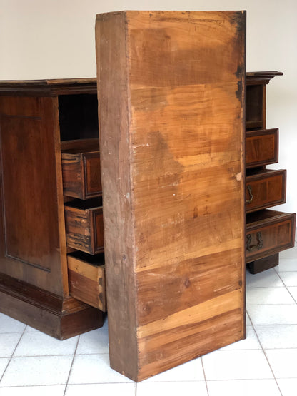 Walnut chest of drawers Modena Bologna. XVII century