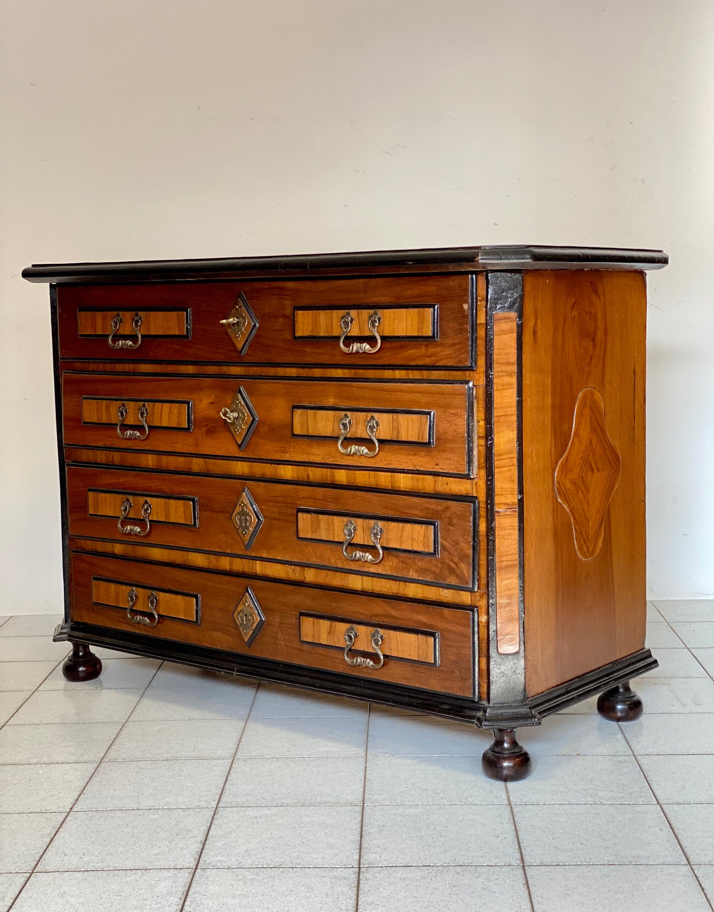 Chest of drawers in walnut and precious woods. Piedmont 17th century