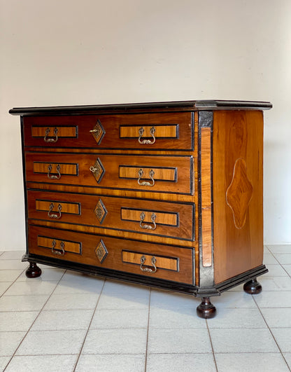 Chest of drawers in walnut and precious woods. Piedmont 17th century