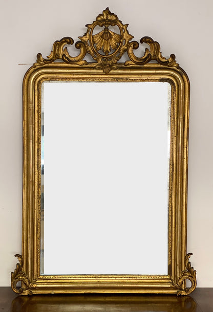 Specchiera Luigi Filippo lombarda in legno dorato e intagliato . XIX secolo