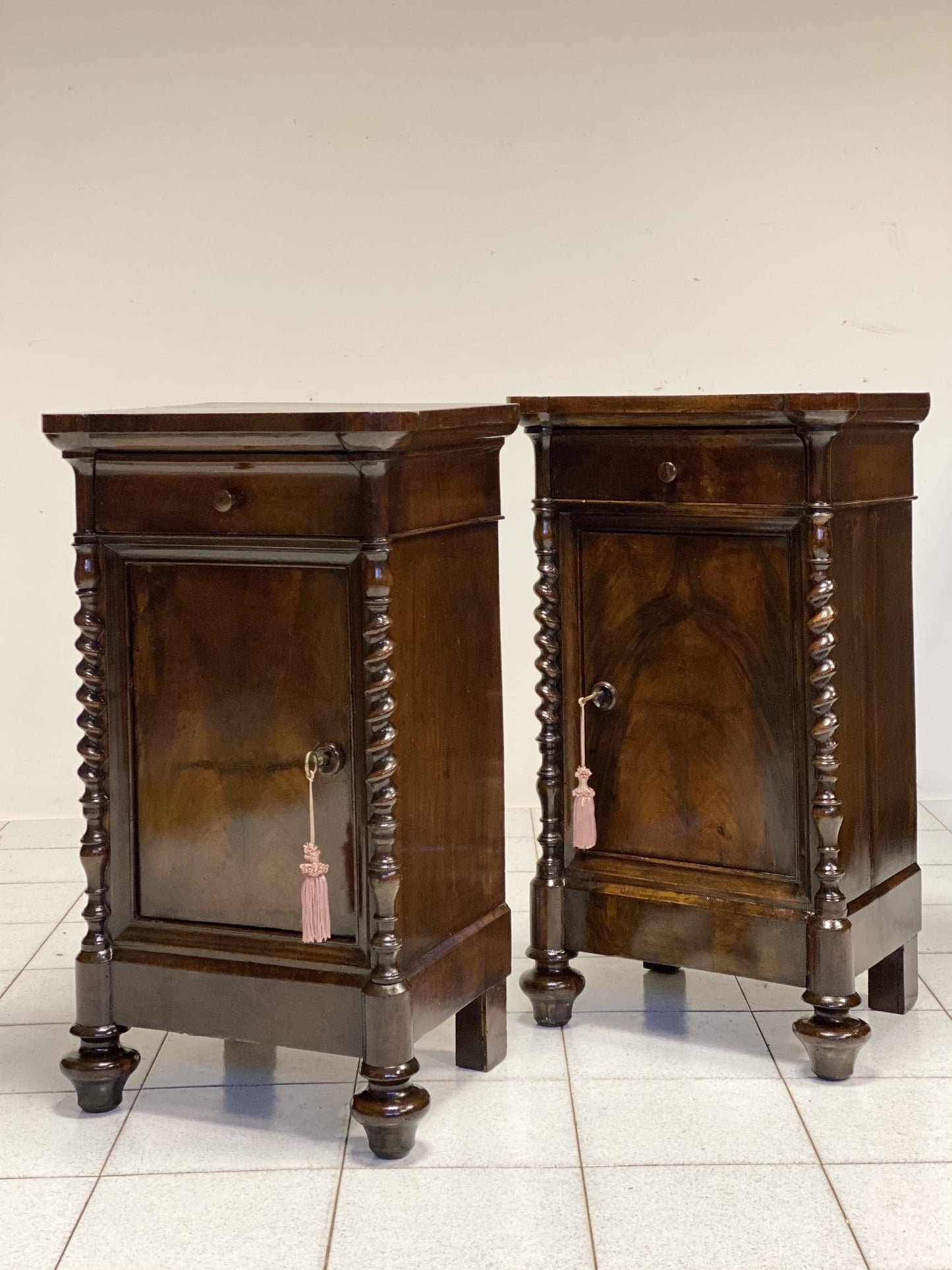 Coppia comodini Carlo X in piuma di noce . XIX secolo