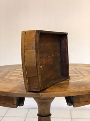 Tavolino di Rolo intarsiato con cassetto . Diametro 71 cm