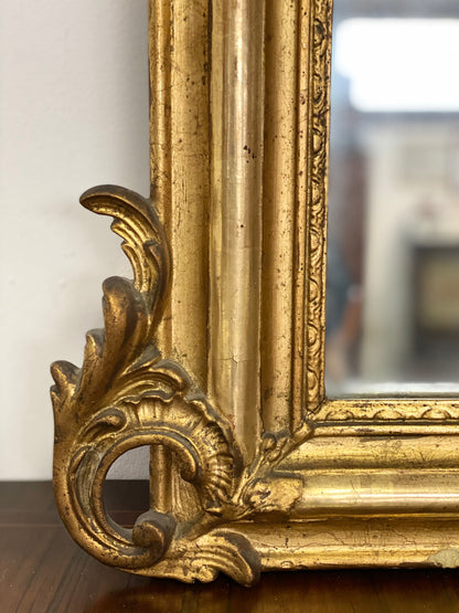 Specchiera Luigi Filippo lombarda in legno dorato e intagliato . XIX secolo
