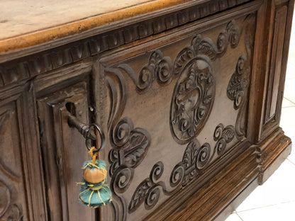 Carved Venetian Lombard chest. 17th century