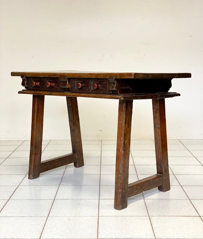 Walnut trestle table. Spain 17th century