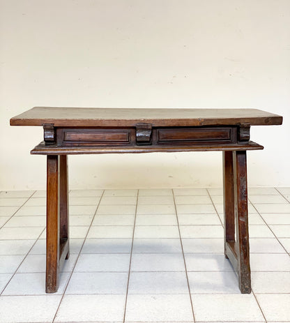 Walnut trestle table. Spain 17th century
