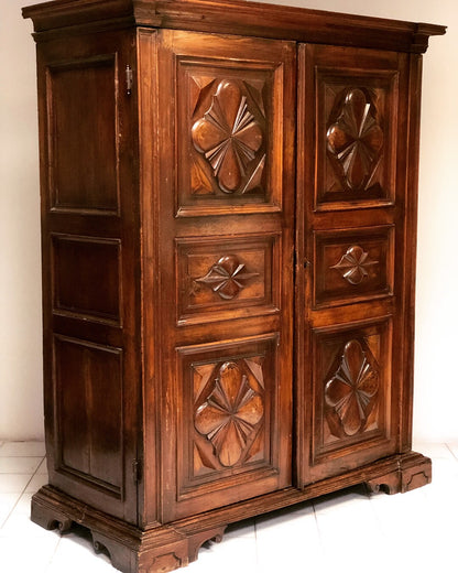 Walnut wardrobe with cloverleaf. Genoa 17th century