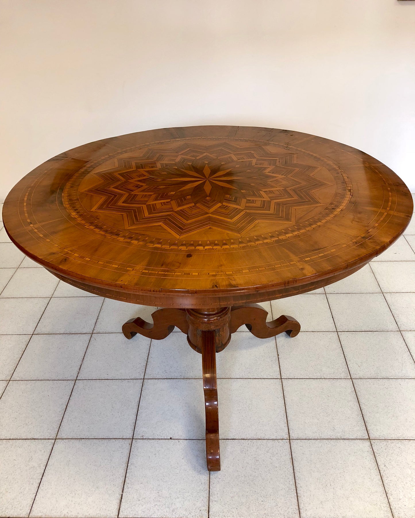 Inlaid Rolo table. 110 cm diameter