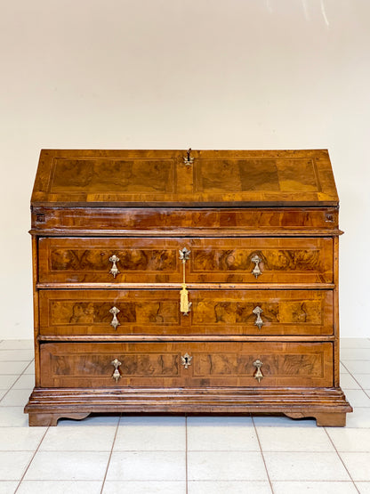 Cassettone con ribalta . Verona Luigi XIV inizio XVIII secolo