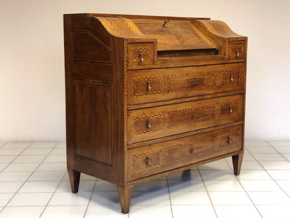 Walnut inlaid desk. Trento Louis XVI period