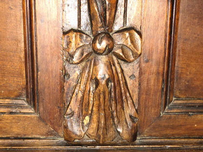 Carved walnut chest. Lombardy 17th century