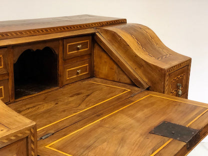 Walnut inlaid desk. Trento Louis XVI period