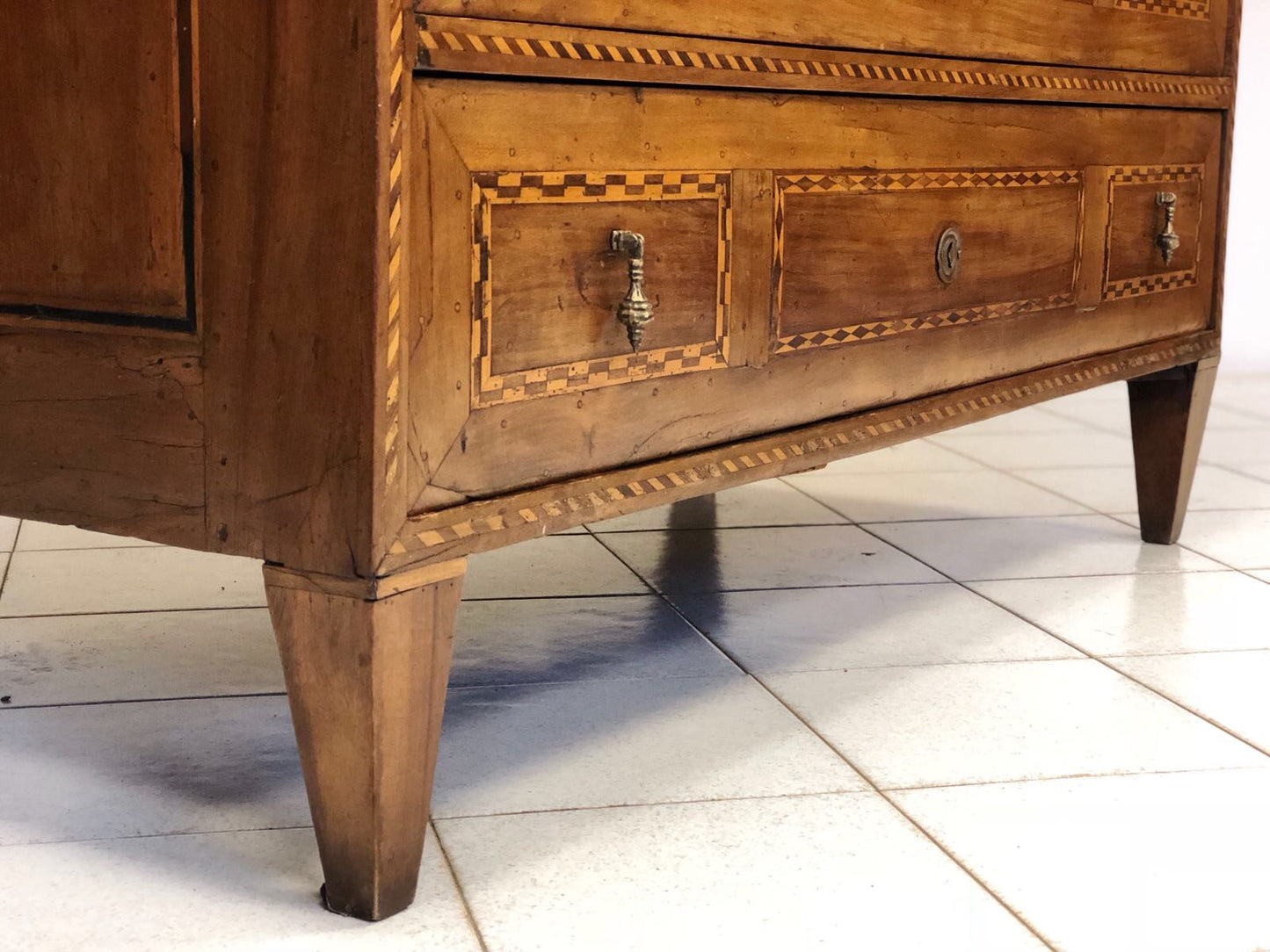 Walnut inlaid desk. Trento Louis XVI period