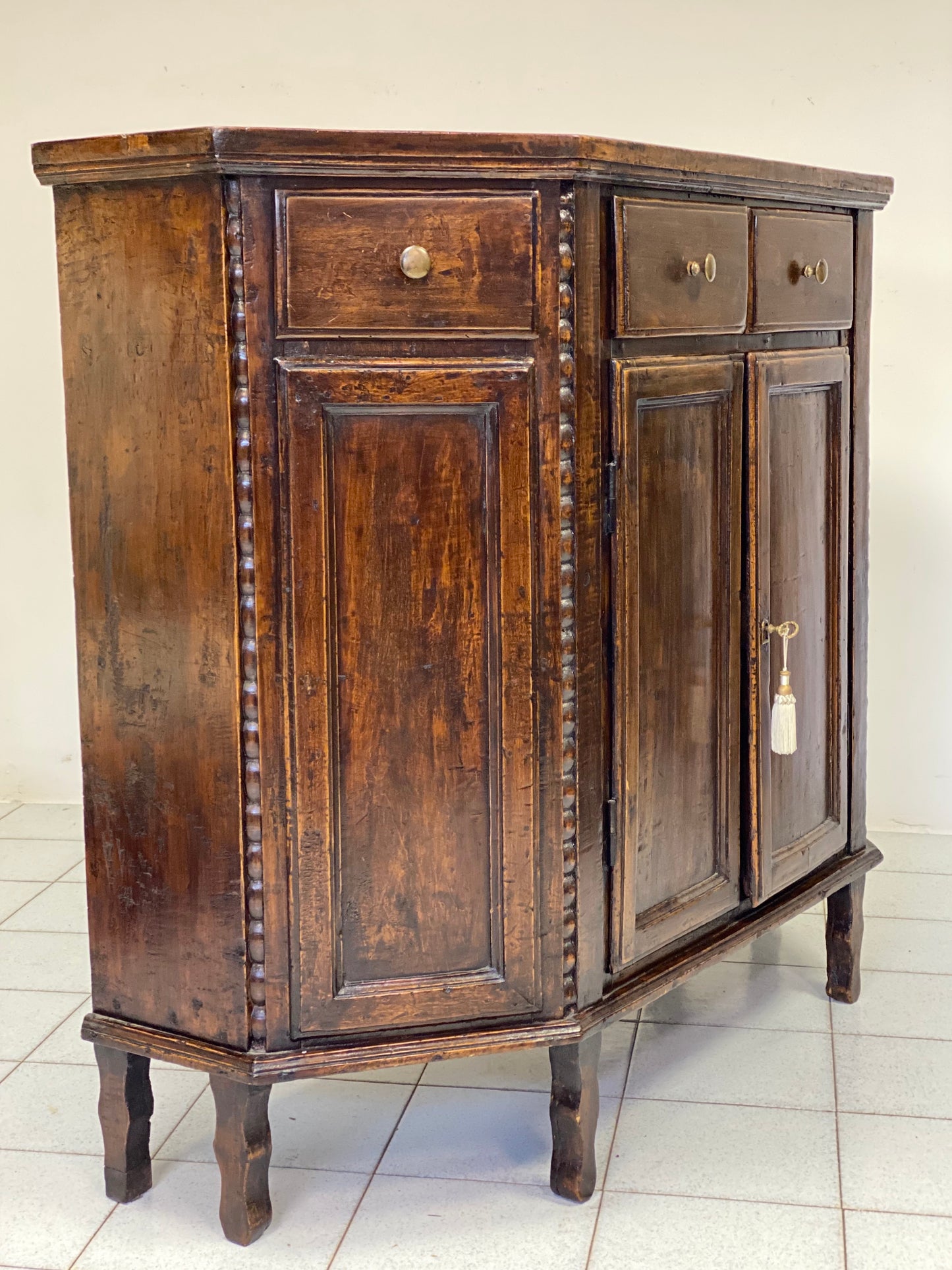 Credenza scantonata veneta .verona metà XVIII secolo