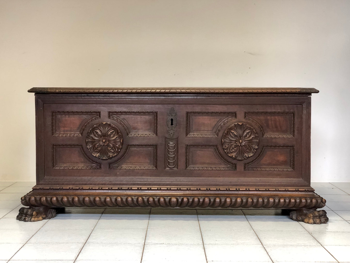 Walnut chest with rosettes. Turin, late 16th century
