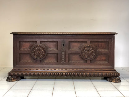 Walnut chest with rosettes. Turin, late 16th century