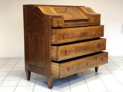 Walnut inlaid desk. Trento Louis XVI period