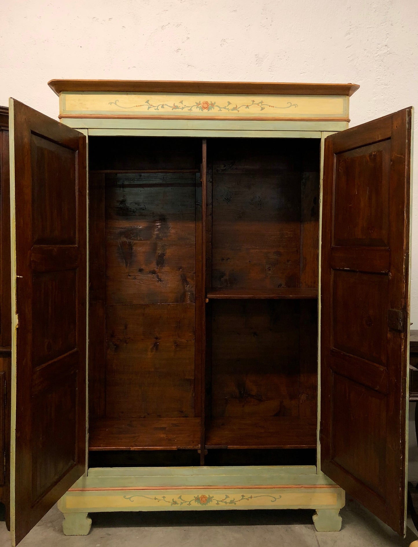 Lacquered and painted wardrobe. Early 19th century