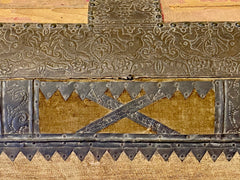Cassapanca rivestita in lamierino sbalzato e pannelli in velluto . Venezia XVI secolo