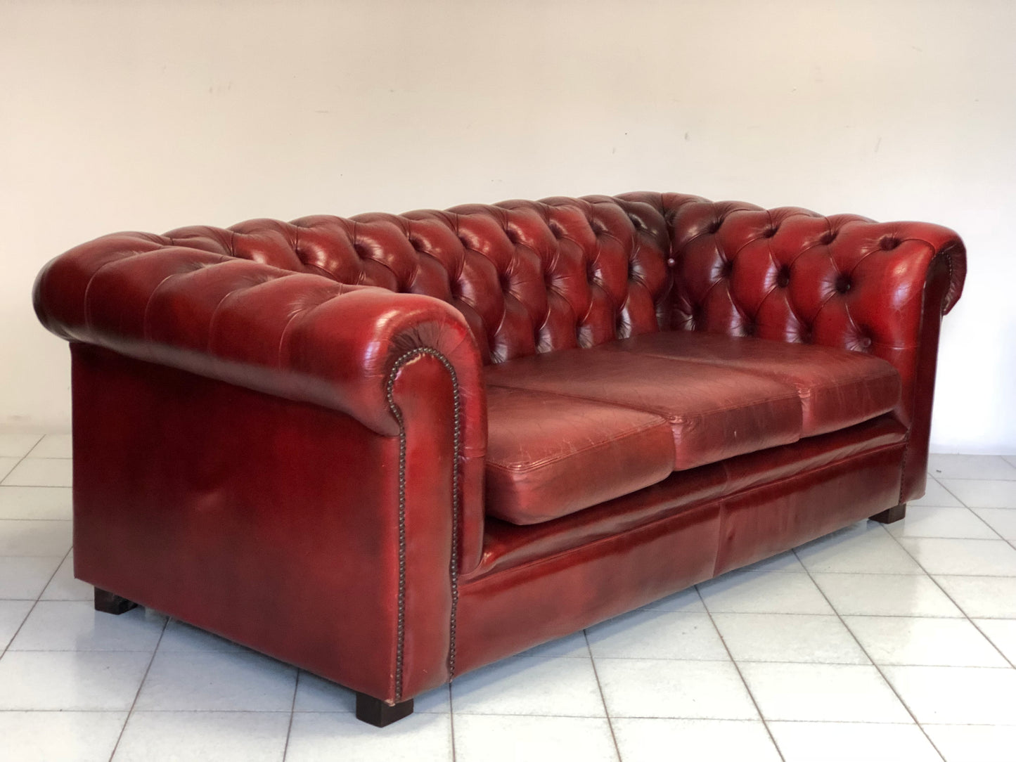 Chesterfield sofa in burgundy leather. England 20th century