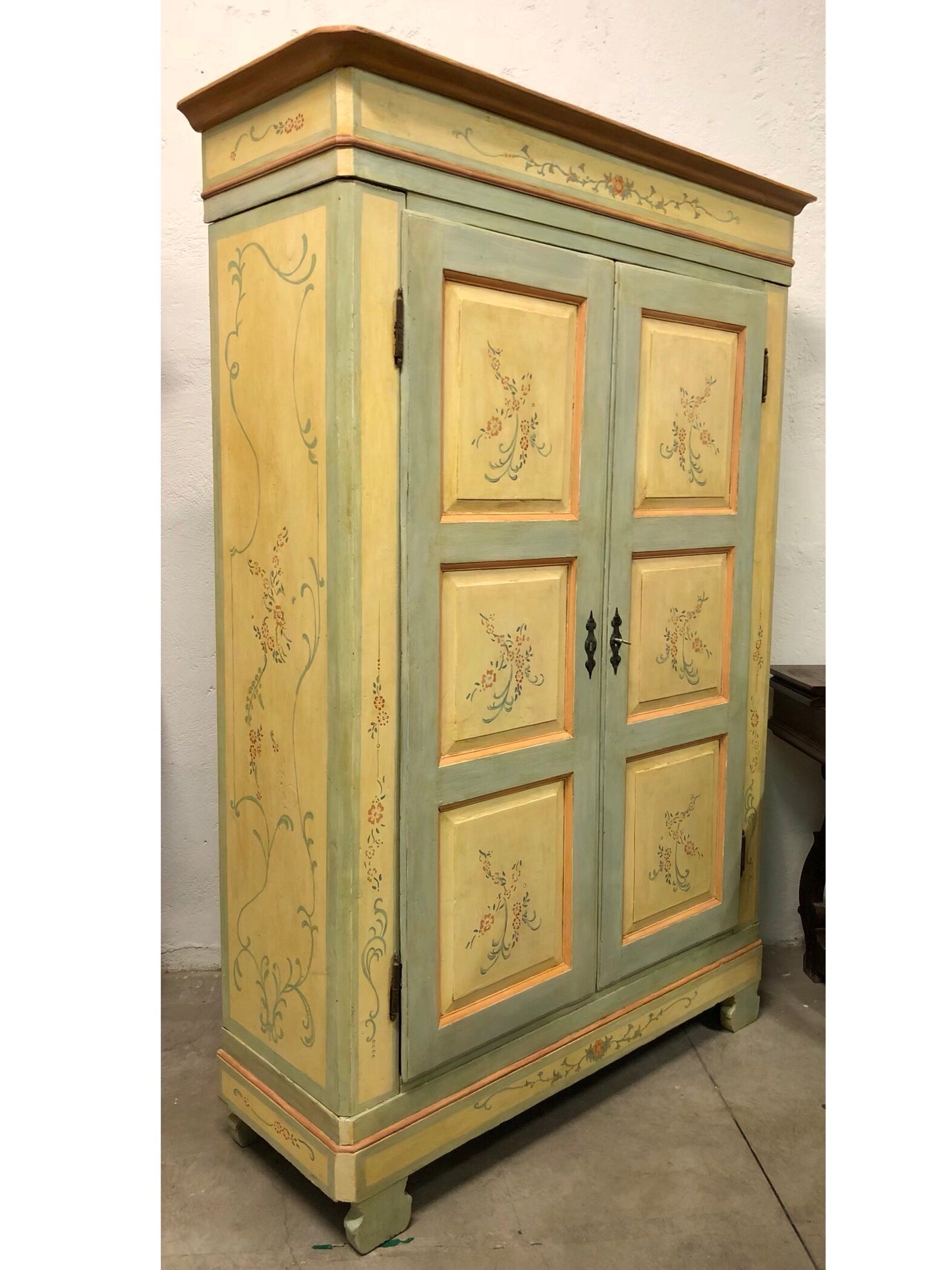 Lacquered and painted wardrobe. Early 19th century