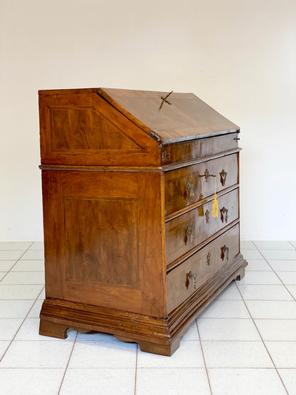 Cassettone con ribalta . Verona Luigi XIV inizio XVIII secolo