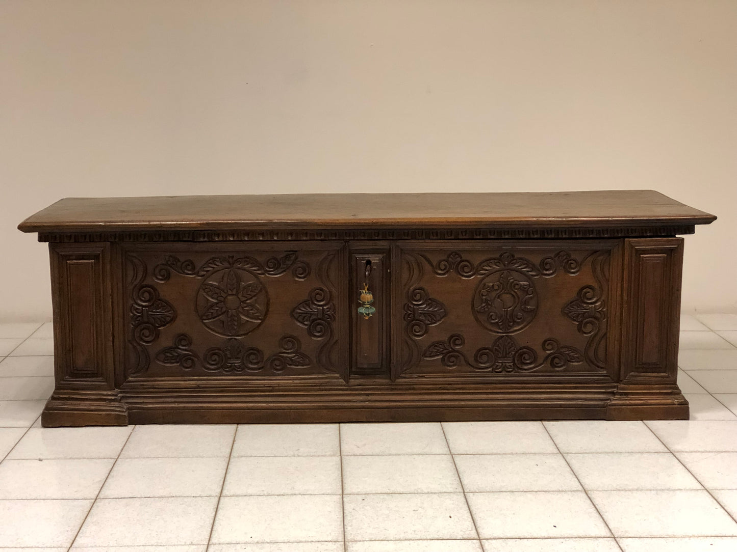 Carved Venetian Lombard chest. 17th century