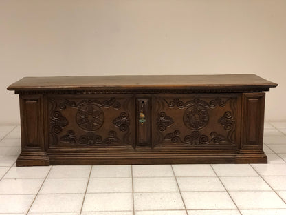Carved Venetian Lombard chest. 17th century