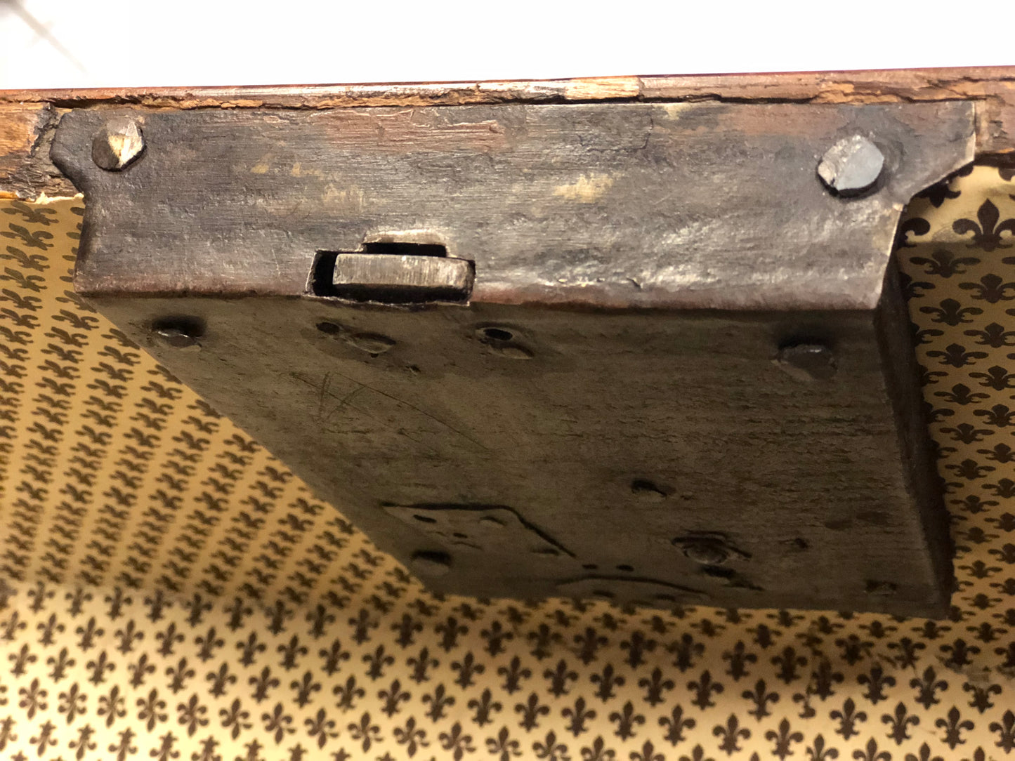 Veneered chest of drawers Reggio Modena. 17th century