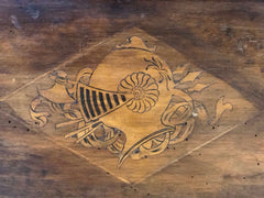 Cassapanca emiliana in noce con stemmi nobiliari intarsiati sul fronte. XVII secolo