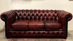 Divano chesterfield cuoio tre posti . Inghilterra anni 70