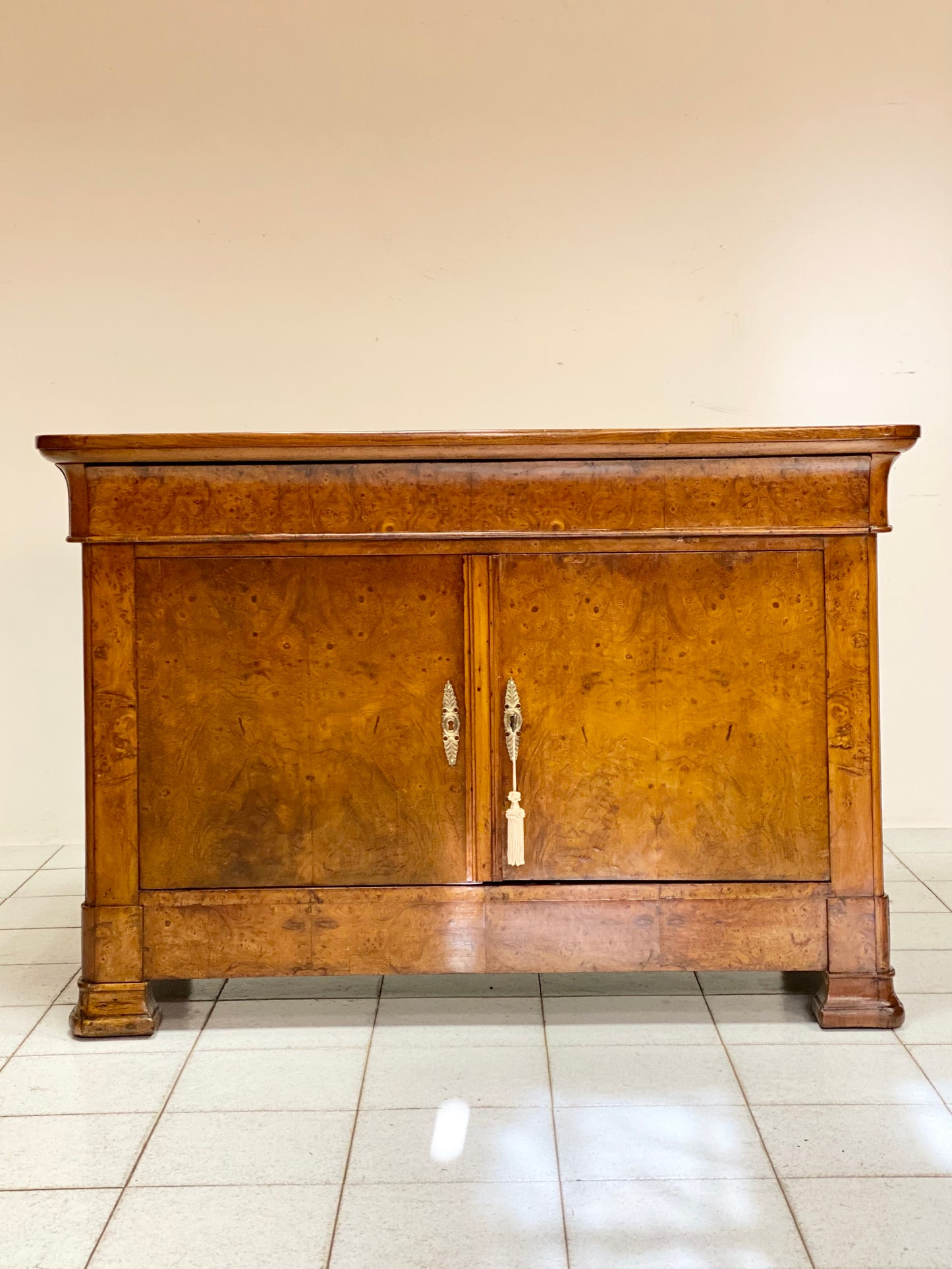 Credenza Carlo X radica di olmo . XIX secolo