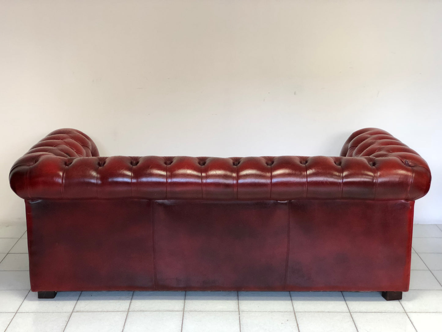 Chesterfield sofa in burgundy leather. England 20th century
