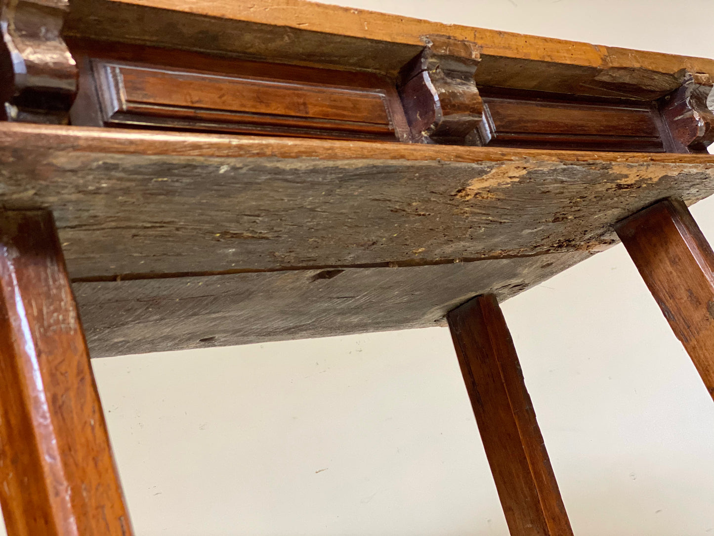 Walnut trestle table. Spain 17th century