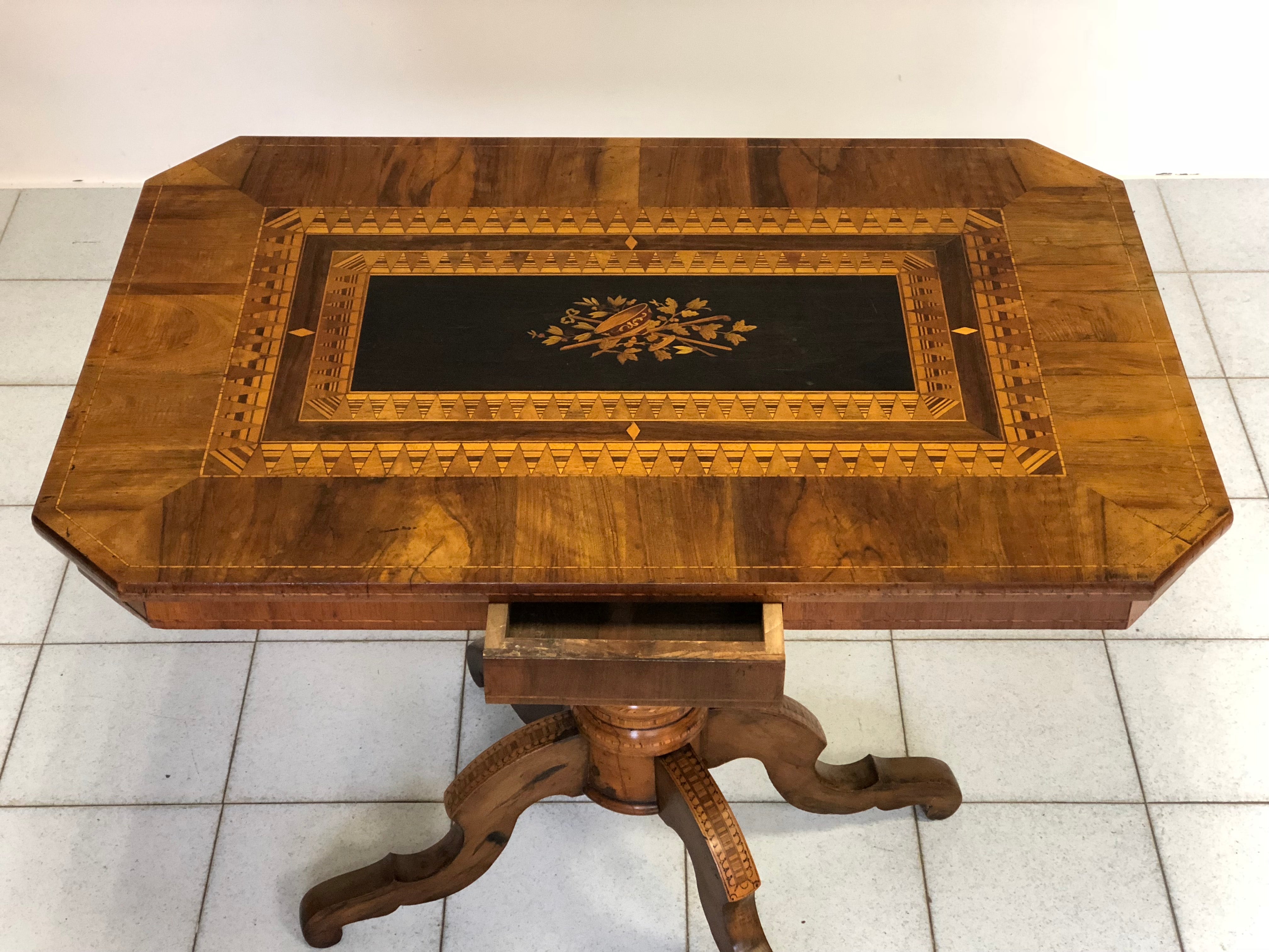 Tavolino di Rolo intarsiato . XIX secolo
