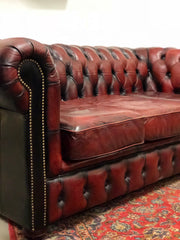 Divano chesterfield cuoio tre posti . Inghilterra anni 70