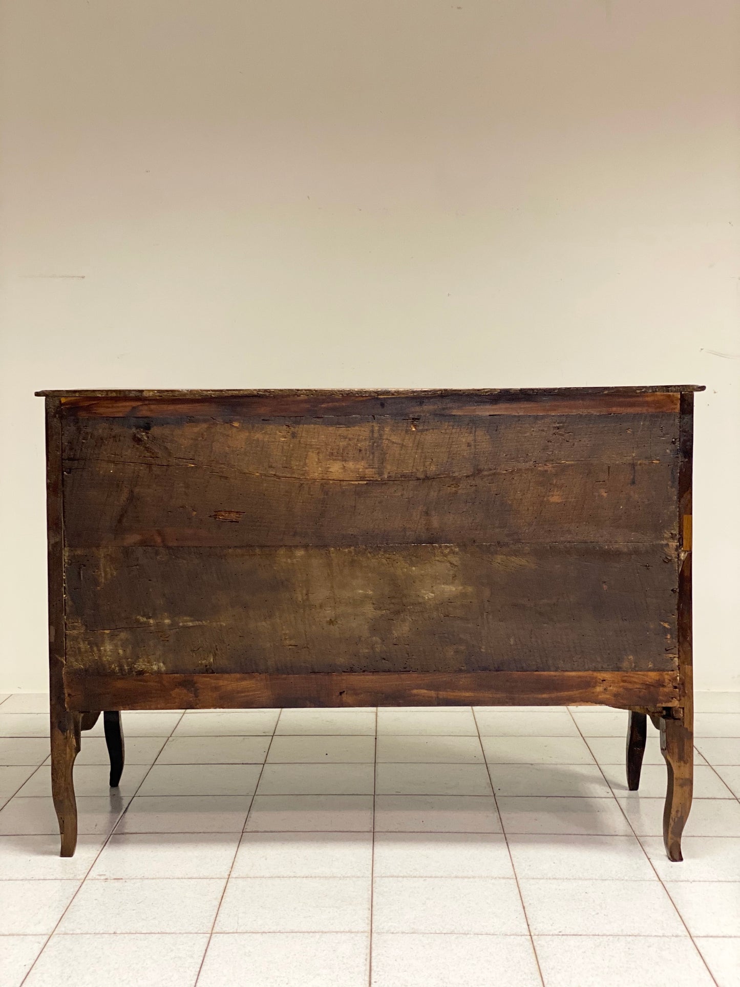 Chest of drawers shaped on the front. Emilia Louis XV.