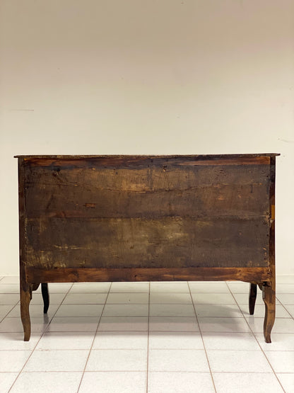 Chest of drawers shaped on the front. Emilia Louis XV.