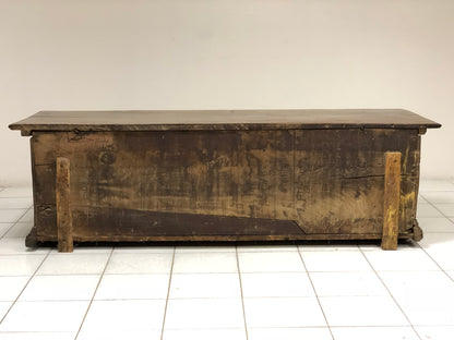 Carved Venetian Lombard chest. 17th century