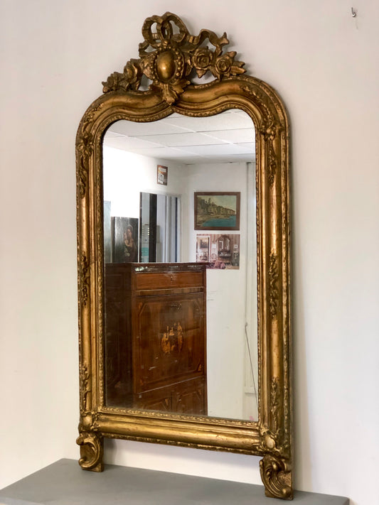 Specchiera in legno intagliato dorato . XIX secolo