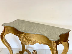 Console lombarda sagomata in legno intagliato e dorato. XIX secolo